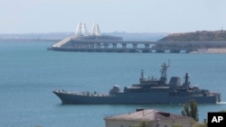 Vista del puente que une a la península de Crimea con el territorio continental de Rusia y un barco ruso navegando por el mar Negro el 17 de julio de 2023.