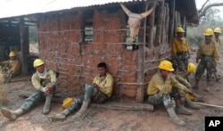 Soldados bolivianos se toman un descanso luego de combatir las llamas en el bosque de Chiquitanía, en las afueras de Roboré, Bolivia, 30 de agosto de 2018. AP/Juan Karita.