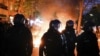 Policija tokom protesta povodom praznika Dana rada u Berlinu, 1. maj 2021. godinea (Foto: AP/Markus Schreiber)