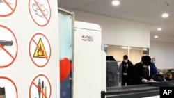 Skanerat e firmës kineze Nuctech në terminalin e trenit Eurostar në Bruksel më 17 janar 2022. 