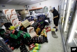 Victor Abdullatif limpia el mercado Eastridge, la tienda de su familia, el sábado 6 de julio de 2019, en Ridgecrest, California.