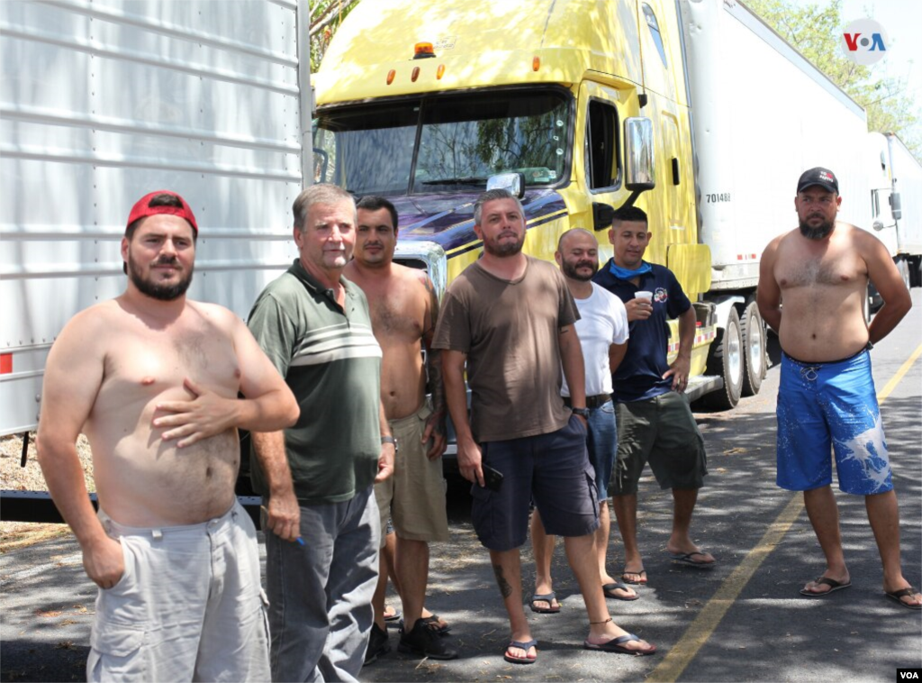 Los transportistas visten c&#243;modamente para hacer m&#225;s llevadera la espera.