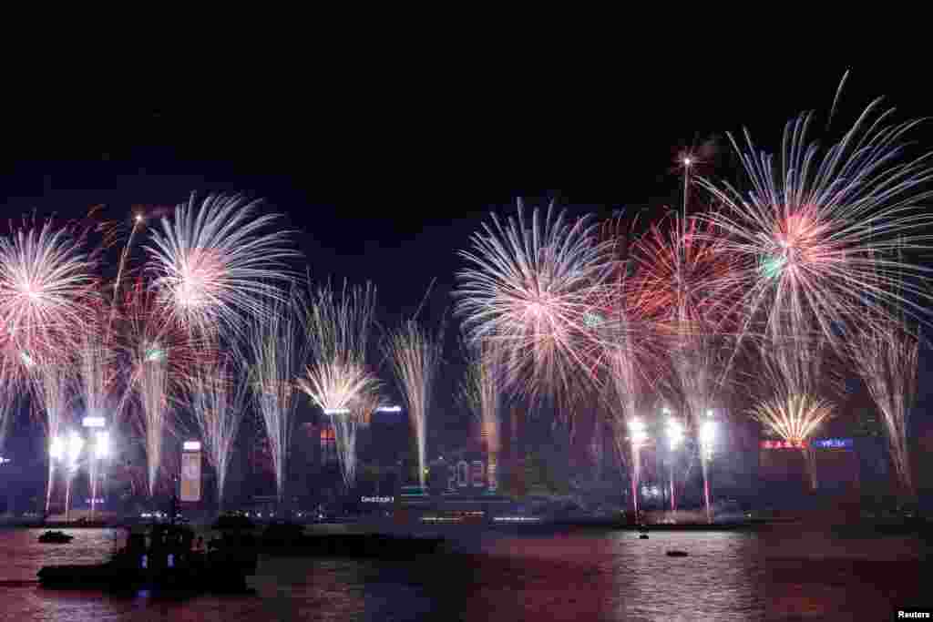 Pesta kembang api tampak di atas Pelabuhan Victoria untuk merayakan Tahun Baru di Hong Kong, Cina, 1 Januari 2025. (Reuters)&nbsp;