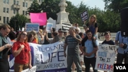 Protesters for and against Obamacare wait for the decision of the Supreme Court. MARTA GONZÁLEZ/VOA