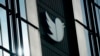 ARCHIVO - Un logotipo de Twitter afuera de las oficinas de la compañía en San Francisco, el 19 de diciembre de 2022. 
