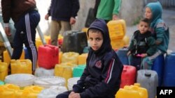 Палестинські діти набирають воду в районі Зайтун у місті Газа 31 березня 2024 року, на тлі боїв між армією Ізраїля і бойовиками ХАМАСу. (Фото: AFP)