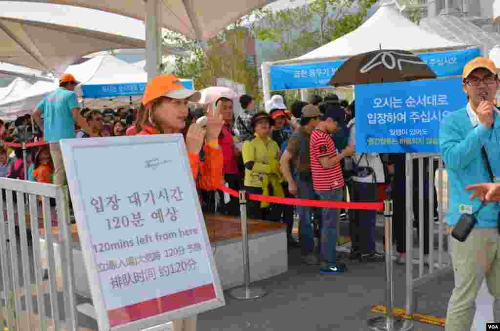Those who have visited complain of long waits to enter exhibit buildings, Yeosu, South Korea, June 9, 2012. (S.L. Herman/VOA)