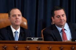 Adam Schiff, presidente de la Comisión de Inteligencia de la Cámara de Representantes de EE.UU. y el representante republicano Devis Nunes, miembro republicano de la comisión el 13 de noviembre de 2019.