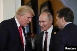 Президент США Дональд Трамп і президент Росії Володимир Путін розмовляють під час перерви на засіданні саміту АТЕС в Дананзі, В'єтнам, 11 листопада 2017 року.