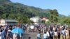 Les électeurs font la queue pour voter au bureau de vote de Bel Ombre, au nord de Mahé, la principale île des Seychelles, le 24 octobre 2020, lors des élections présidentielle et législatives.
