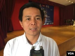 លោក​ តឹក វណ្ណារ៉ា​ នាយកប្រតិបត្តិនៃ​អង្គការ​វេទិកា​នៃ​អង្គការ​មិនមែន​រដ្ឋាភិបាល​ស្តីពី​កម្ពុជា​ ថ្លែង​អំពី​ទំនាក់​ទំនង​កិច្ច​ព្រមព្រៀង​ទីក្រុង​ប៉ារីស​ និង​គោលដៅ​អភិវឌ្ឍន៍​ប្រកប​ដោយ​ចីរភាព​របស់​អង្គការ​សហប្រជាជាតិ​នៅថ្ងៃទី១២ ខែឧសភា ឆ្នាំ២០១៧។ (ហ៊ុល រស្មី/VOA)