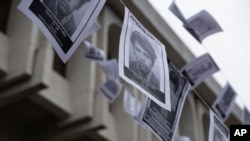 Fotos de personas desaparecidas cuelgan frente al edificio de la Corte Suprema en la Ciudad de Guatemala, el lunes 25 de noviembre de 2019.