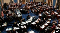 En esta imagen de video, los senadores estadounidenses votan sobre enmiendas al procecimiento de juicio político al presidente Donald Trump presentadas por los demócratas el miércoles, 22 de enero de 2020.