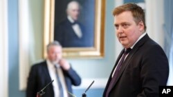 El primer ministro de Islandia, Sigmundur David Gunnlaugsson, dice que no ha renunciado, sino que se ha hecho a un lado temporalmente.