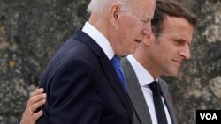 На фото: президент США Джо Байден та президент Франції Еммануель Макрон під час саміту "Великої сімки" у червні 2021-го року