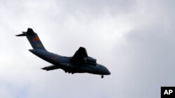 Avioni transportues Y-20 i Forcave Ajrore Kineze përpara uljes në aeroportin e Beogradit (11 prill 2022)