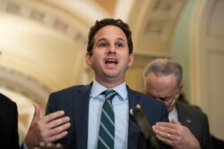 El senador demócrata por Hawái, Brian Schatz, habla con periodistas sobre el coronavirus el 3 de marzo de 2020, en el Capitolio, en Washington D.C.