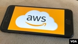 El logo de Amazon Web Services, la empresa que daba alojamiento en la web a Parler.