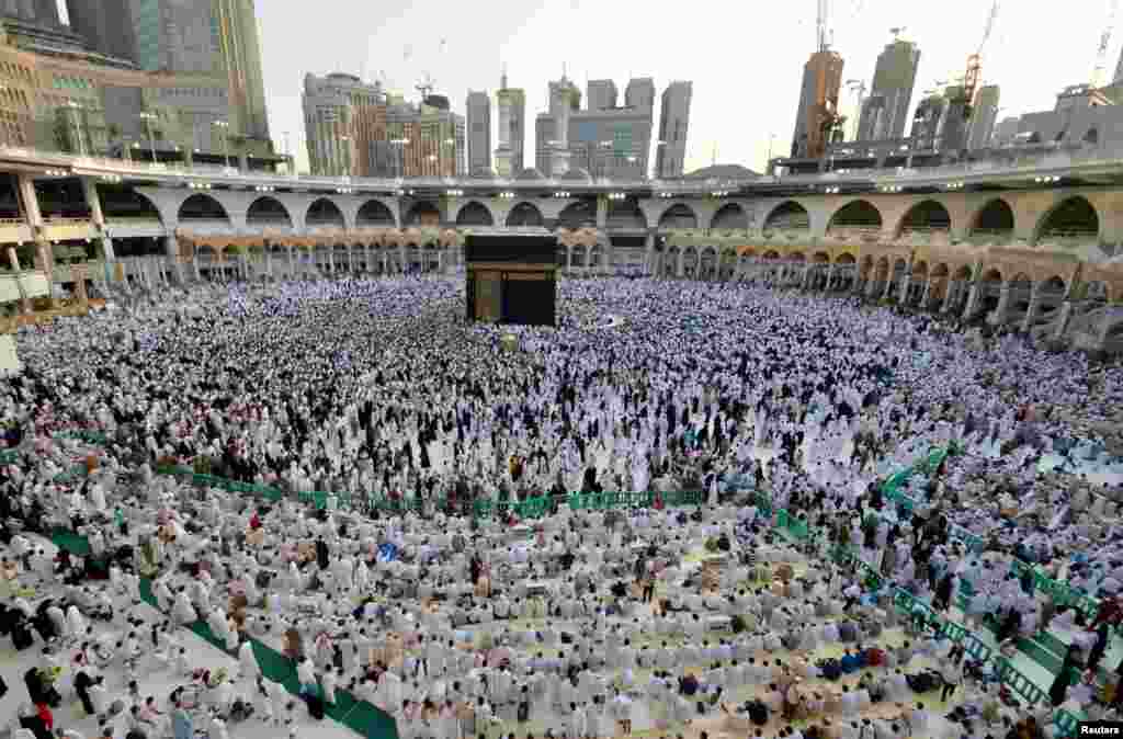 Puluhan ribu Muslim berkumpul di dekat Ka&#39;bah pada bulan Ramadan di Masjidil Haram, Mekkah, Saudi Arabia.