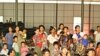 因特强气旋风暴马哈森逼近，在缅甸国内流离失所的罗兴亚又要颠簸。实兑城外一座营地内的难民乘车转移到相对安全的地点。（2013年5月16日）