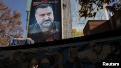 Spanduk bergambar mendiang penasihat senior Garda Revolusi Iran, Sayyed Razi Mousavi, yang tewas akibat serangan udara Israel di Suriah, dipampang di sebuah gedung di Teheran, Iran, 27 Desember 2023. (Foto: WANA via Reuters)
