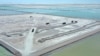 Una vista aérea muestra las operaciones de extracción de Litio en la zona de Uyuni, donde tanto chinos como alemanes, pretenden explotar el material base para las baterías de autos eléctricos. [Foto: AFP]
