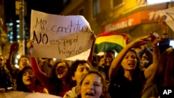 Con letreros que dicen: "Mi Constitución no es papel higiénico" bolivianos salieron a las calles a protestar.