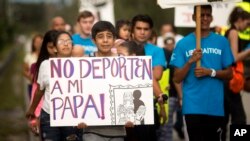 Continúa en el limbo la situación de miles de inmigrantes indocumentados que se beneficiarían de la orden ejecutiva del presidente Obama.