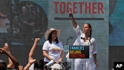 La actriz América Ferrera, a la izquierda, y la cantante Alicia Keys acuden a una protesta en contra de la política del gobierno del presidente Donald Trump sobre la separación de familias migrantes, frente a la Casa Blanca, el 30 de junio de 2018. 