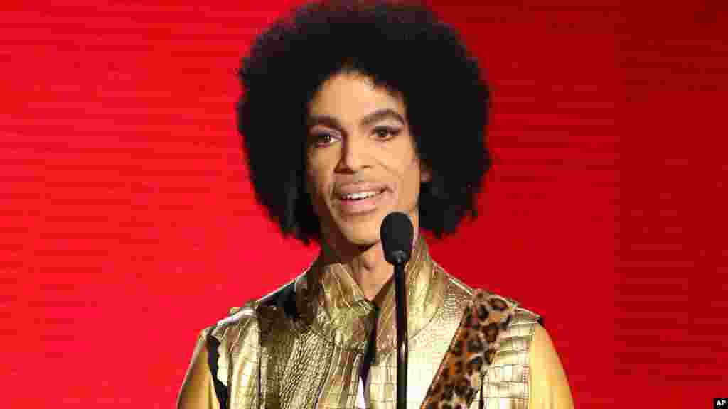 Prince, una de las leyendas de la música estadounidense, durante la presentación del premio a Mejor Album soul/R&B en la entrega de los American Music Awards en Los Angeles, en 2015. 