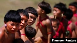 Grupo de indígenas yanomami en una municipalidad brasileña en julio de 20202.