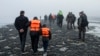 Un grupo de migrantes kurdos de Irán e Irak que fallaron en su intento para llegar a Reino Unido caminan de regreso a la localidad de Ambleteuse, en el norte de Francia, el 19 de mayo de 2024.