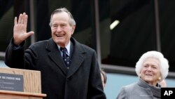 El presidente Bush junto a la primera dama, Barbara Bush, quien falleció en abril de este año. Foto: AP
