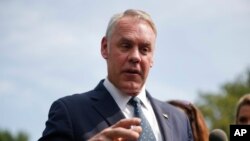El secretario del Interior de EE.UU., Ryan Zinke, viaja a la zona afectada por incendios forestales en California. 