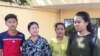 ក្រុមគ្រួសារមន្រ្តីអាដហុក និងមន្រ្តី គ.ជ.ប ដែលកំពុងជាប់ឃុំ ដាក់ញត្តិទៅខុទ្ទកាល័យនាយករដ្ឋមន្រ្តី និងព្រះបរមរាជវាំងសុំអន្តរាគមន៍ឲ្យដោះលែងឪពុកម្តាយ និងស្វាមីរបស់ពួកគេដែលកំពុងត្រូវបានឃុំខ្លួន។ (កាន់ វិច្ឆិកា/VOA Khmer) 