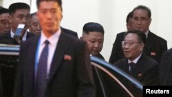 지난 2월 베트남 하노이 미-북 정상회담을 앞두고 하노이 주재 북한대사관을 방문한 김정은 북한 국무위원장이 김명길 당시 주베트남북한대사와 대화하고 있다.