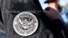 Más de 1,163 migrantes arrestados en centros de detención de ICE han dado positivo por coronavirus. 
