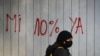 Una mujer con mascarilla pasa delante de un grafiti contra las Administradoras del Fondo de Pensiones en Santiago, Chile, el 22 de julio de 2020.