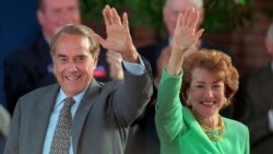 ARHIVA - Republikanski predsednički kandidat Bob Dol i njegova supruga Elizabet na predizbornom skupu u centru Finiksa u Arizoni, 25. oktobra 1996.