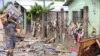 Un hombre intenta recuperar sus pertenencias en medio del lodo y los escombros que dejó el desborde del río Chamelecón luego de las fuertes lluvias provocadas por el huracán Iota, en el municipio de La Lima, Honduras, el 21 de noviembre 2020.