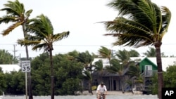 El aviso de huracán para Miami fue reducido a una alerta de tormenta tropical. Tampa sigue en alerta.