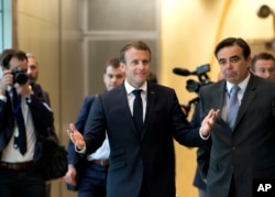 El presidente francés Emmanuel Macron (centro), llega a una cumbre informal de la UE sobre migración en la sede de la UE en Bruselas, el domingo 24 de junio de 2018. (AP Photo / Virginia Mayo).