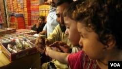 ماشومان اختر دپاره د نکريزو اؤ بنگړو په يو سټال ولاړ دي