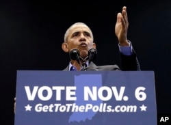 El expresidente Barack Obama hablando en un acto de campaña a favor del candidato al Senado por Indiana Joe Donnelly en Genesis Convention Center el domingo, 4 de noviembre de 2018.