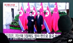 Según la Agencia Central de Noticias norcoreana, Kim partió el lunes por la tarde del país con su esposa, Ri Sol Ju, y otros altos cargos, hacia China tras la invitación del presidente Xi Jinping.