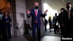 El presidente de Estados Unidos, Joe Biden, habla con los periodistas mientras la presidenta de la Cámara de Representantes, Nancy Pelosi, observa después de que el presidente se reuniera con legisladores demócratas en el Capitolio el 1 de octubre de 2021.