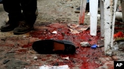 La sangre y las pertenencias en el suelo se ven después de una explosión que golpeó la Catedral de San Marcos en la ciudad costera de Alejandría, la sede histórica de la cristiandad en Egipto, el domingo 9 de abril de 2017.