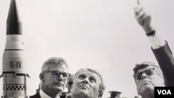 John F. Kennedy le propuso al país el descabellado reto de llegar a la Luna. Ocho años más tarde en 1969, EE.UU. puso al primer hombre en la Luna.