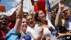 María Corina Machado, derecha, destacó que los ciudadanos venezolanos no deben tolerar que el gobierno ignore la situación.