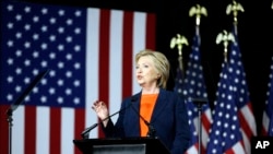 Clinton recordó las declaraciones que ha hecho Trump a lo largo de su campaña sobre la OTAN, las amenazas de Rusia y Corea del Norte, además del cambio climático.